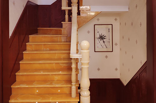 五台中式别墅室内汉白玉石楼梯的定制安装装饰效果
